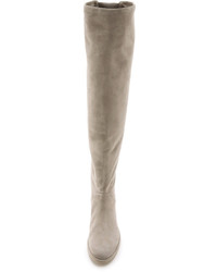 Серые замшевые ботфорты от Stuart Weitzman