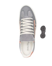 Мужские серые замшевые низкие кеды от Salvatore Ferragamo