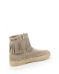 Серые замшевые полусапоги от Tamaris