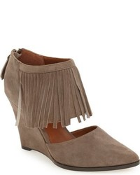 Серые замшевые туфли на танкетке