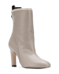 Серые кожаные ботильоны от Stuart Weitzman