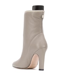 Серые кожаные ботильоны от Stuart Weitzman