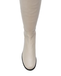 Серые кожаные ботфорты от Stuart Weitzman