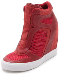 Серые кожаные кроссовки на танкетке от DKNY