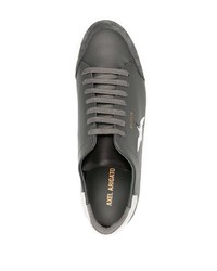 Мужские серые кожаные низкие кеды с принтом от Axel Arigato