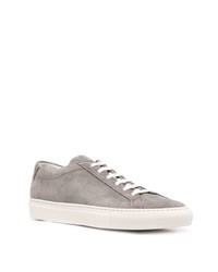 Мужские серые низкие кеды от Common Projects