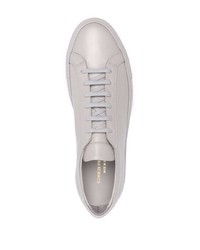 Мужские серые низкие кеды от Common Projects