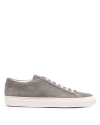 Мужские серые низкие кеды от Common Projects