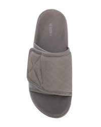Мужские серые сланцы от Yeezy