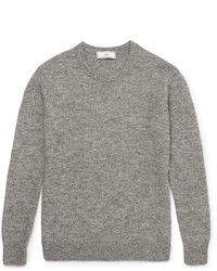Серый пушистый свитер с круглым вырезом