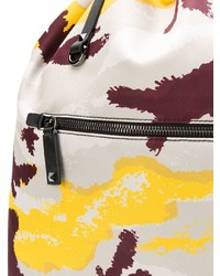 Мужской серый рюкзак с камуфляжным принтом от Valentino