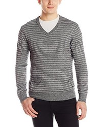 Серый свитер с v-образным вырезом в горизонтальную полоску