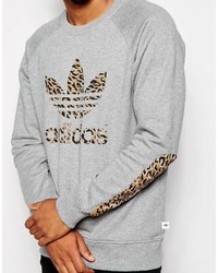 Мужской серый свитер с круглым вырезом с леопардовым принтом от adidas