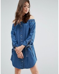 Синее джинсовое платье с открытыми плечами