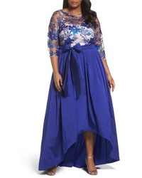 Синее кружевное вечернее платье с украшением