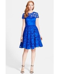 Синее кружевное коктейльное платье