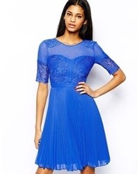 Синее кружевное коктейльное платье от Elise Ryan