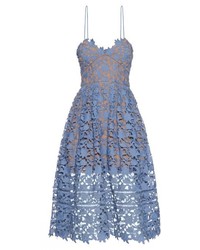 Синее кружевное платье-миди