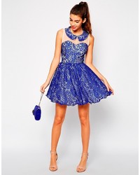 Синее кружевное платье с плиссированной юбкой