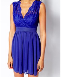 Синее кружевное платье с плиссированной юбкой от Elise Ryan