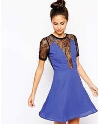 Синее кружевное платье с плиссированной юбкой