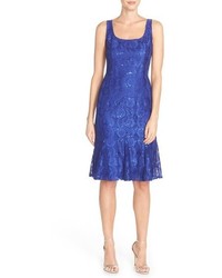 Синее кружевное платье с украшением