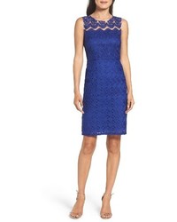 Синее кружевное платье-футляр с вышивкой
