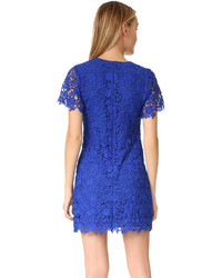 Синее кружевное платье от Shoshanna