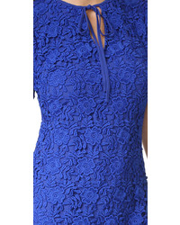 Синее кружевное платье от Shoshanna