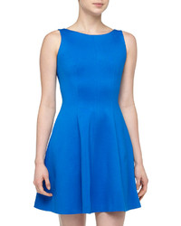 Синее платье с плиссированной юбкой с вырезом