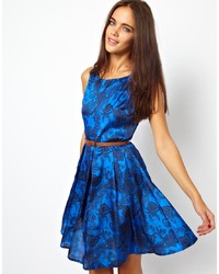 Синее платье с плиссированной юбкой с принтом от Glamorous