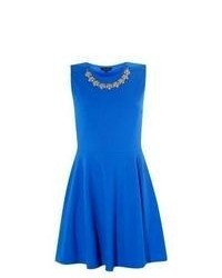 Синее платье с плиссированной юбкой с украшением