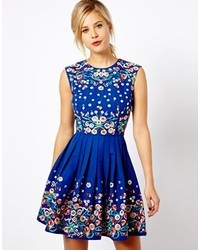 Синее платье с плиссированной юбкой с цветочным принтом