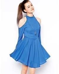 Синее платье с плиссированной юбкой от Glamorous