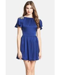Синее платье с украшением