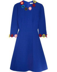 Синее платье с цветочным принтом от Mary Katrantzou
