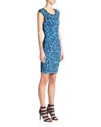 Синее платье-футляр с леопардовым принтом