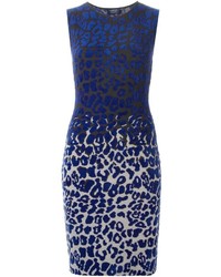 Синее платье-футляр с леопардовым принтом от Lanvin