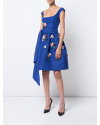 Синее шелковое платье с украшением от Oscar de la Renta