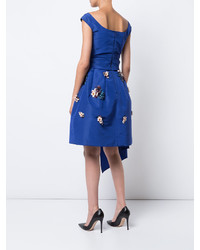 Синее шелковое платье с украшением от Oscar de la Renta