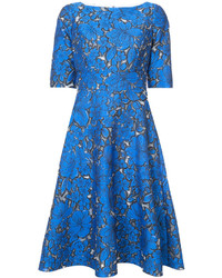 Синее шелковое платье с цветочным принтом от Lela Rose