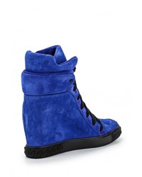 Синие замшевые кроссовки на танкетке от Casadei