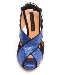 Синие кожаные босоножки на каблуке от Chrissie Morris