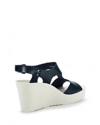 Синие кожаные босоножки на танкетке от Mabu