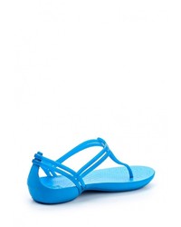 Синие сандалии на плоской подошве от Crocs