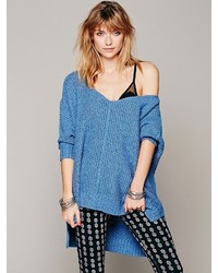Синий вязаный свободный свитер