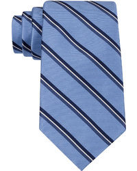 Синий галстук в вертикальную полоску