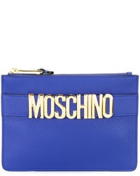 Синий кожаный клатч от Moschino