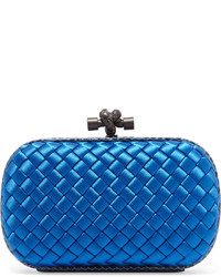 Синий сатиновый клатч со змеиным рисунком от Bottega Veneta