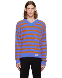 Синий свитер с v-образным вырезом в горизонтальную полоску
